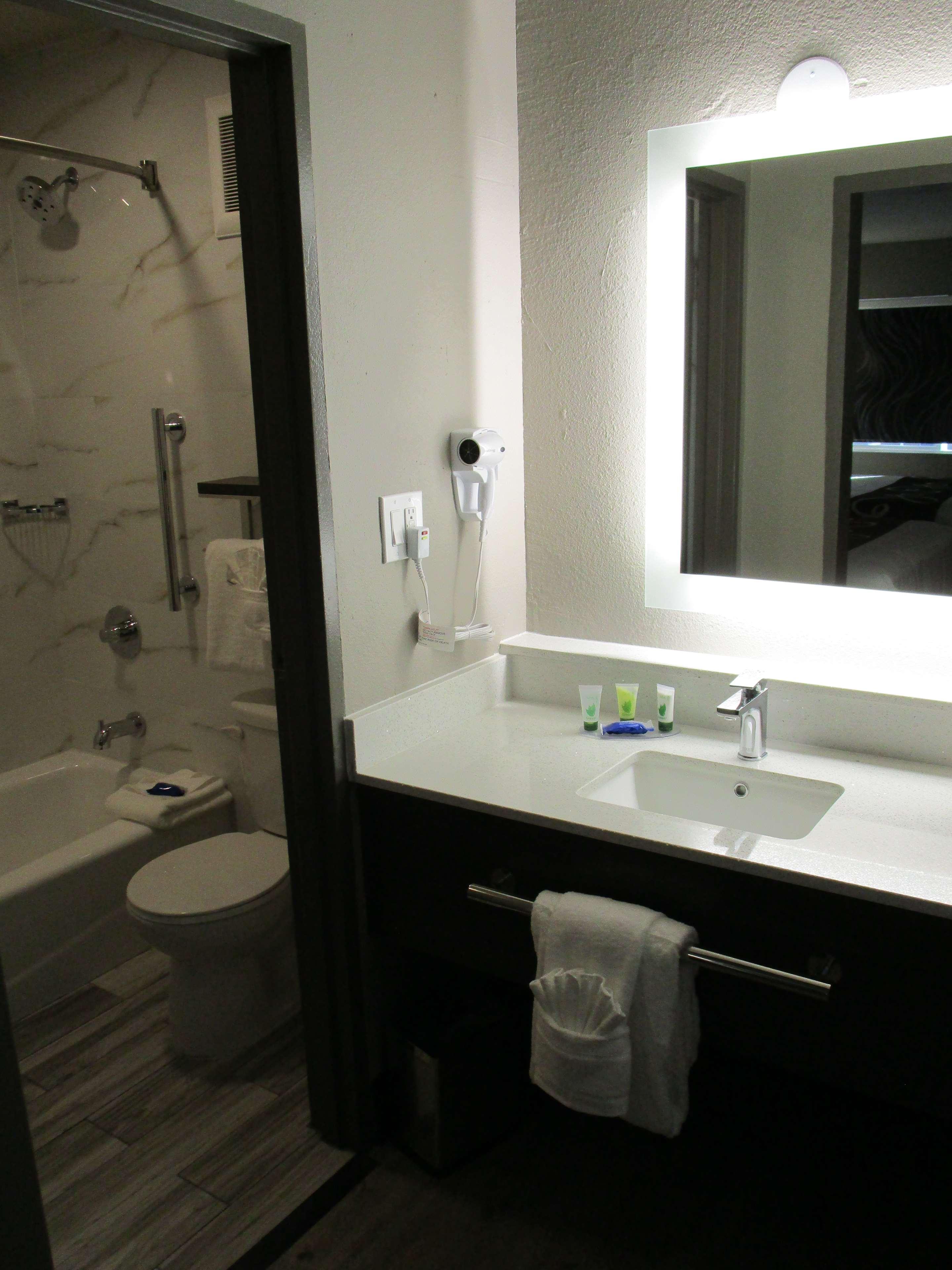 Surestay Plus Hotel By Best Western Point Ричмонд Экстерьер фото